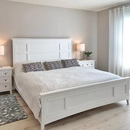 Stunning 3Br Modern Retreat, 20Min To Beaches & Downtown, Pondside Bliss